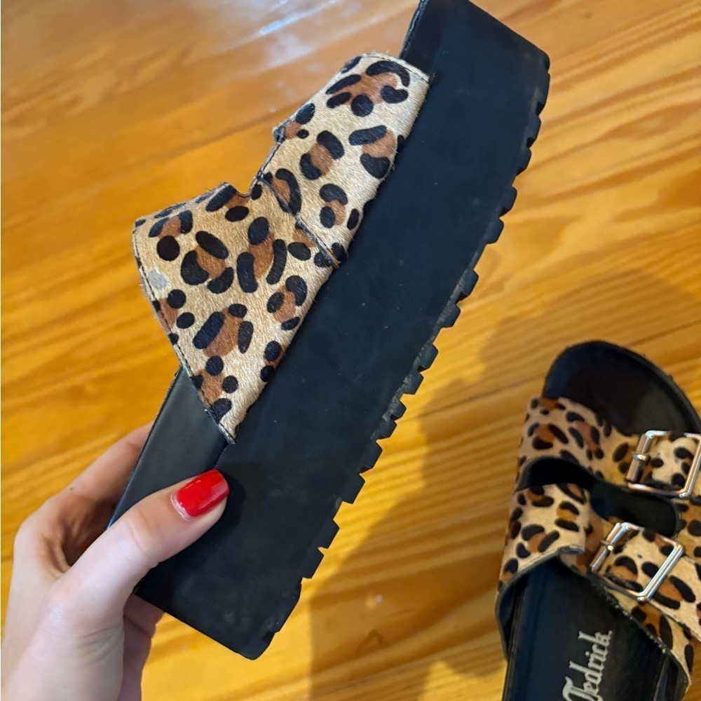 Chic Leopard Print Sandals with Buckle Detail - Picture 3 of 4